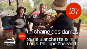Banjo, accordéon et violon joués par les musiciens sur un banc à la ferme