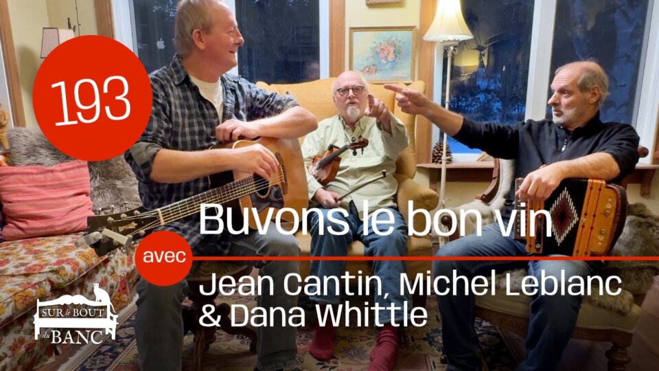 Trois hommes chantent ensemble dans un salon