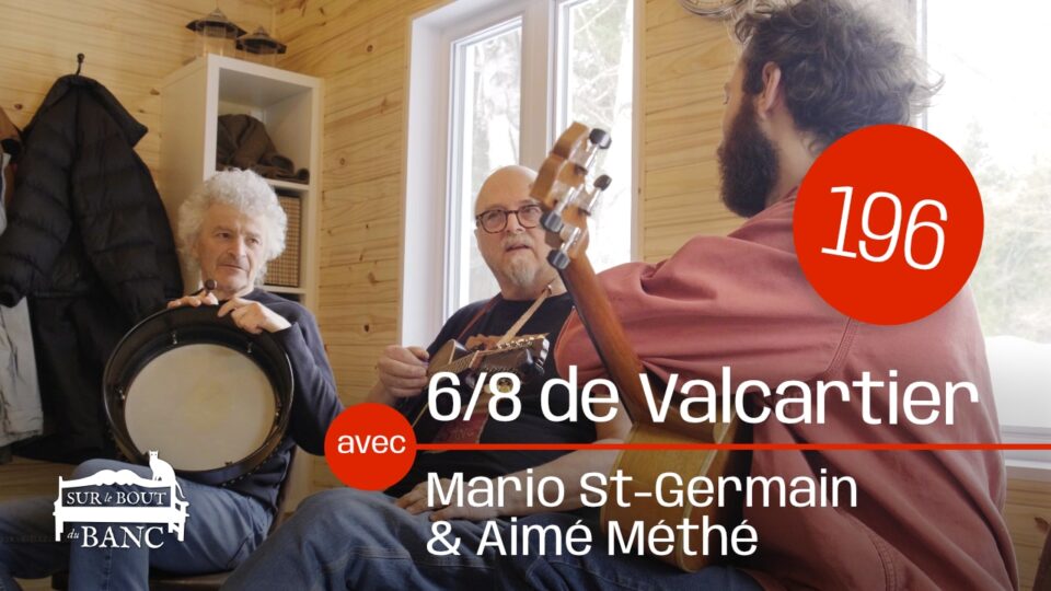 Trois musiciens trad jouant bodhran, mandoline ry guitare ténore dans une entrée bien allumée.