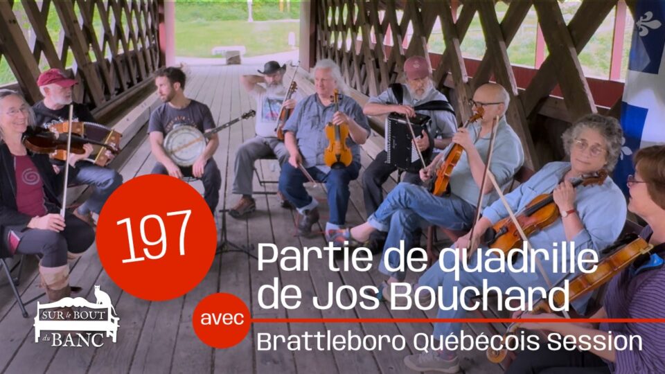 Un groupe de musiciens trad jouent violons, banjo, accordéon dans un pont couvert.