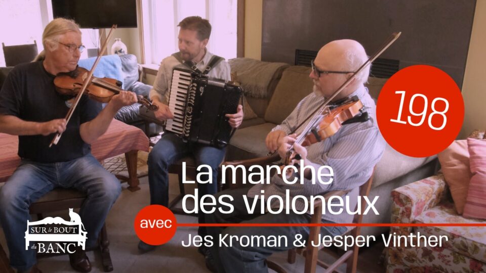 Trois hommes jouent violons et accordéon piano dans un salon.