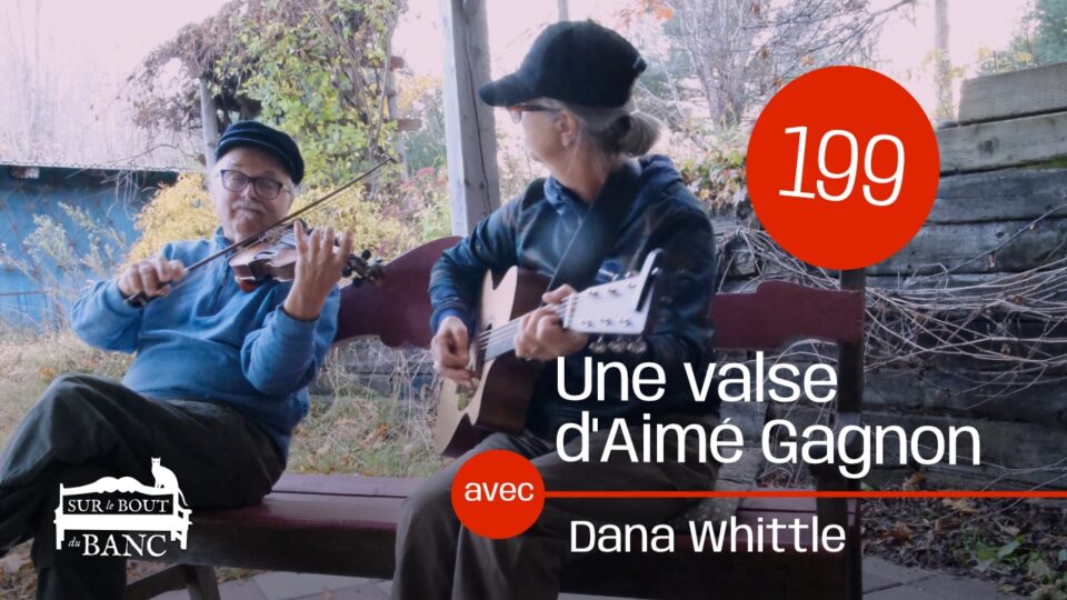 Deux musiciens joue sur un banc, violon et guitare, journée d'automne.