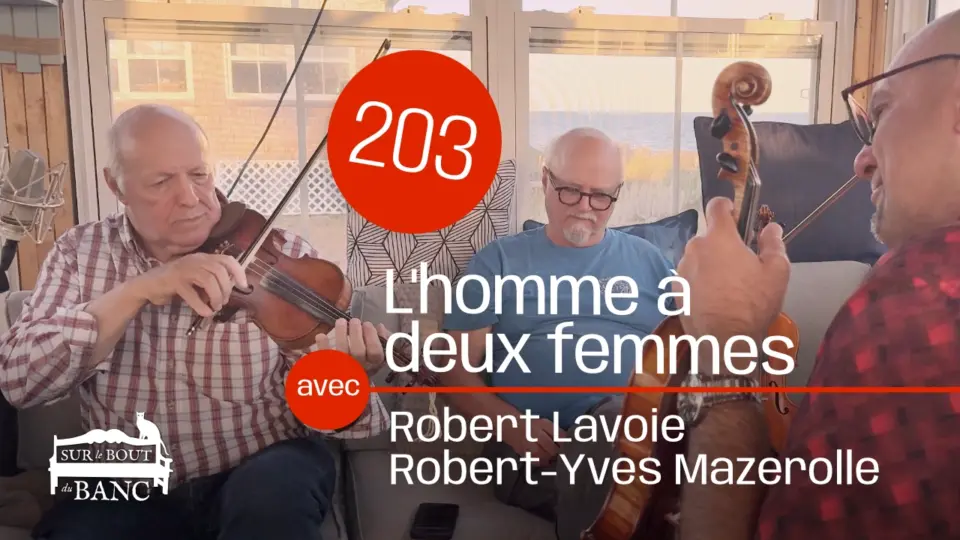 Trois violoneux dans un gazebo sur la bord de la mer.