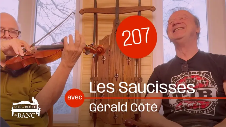 Un homme au violon, un autre qui chante dans une entrée de maison