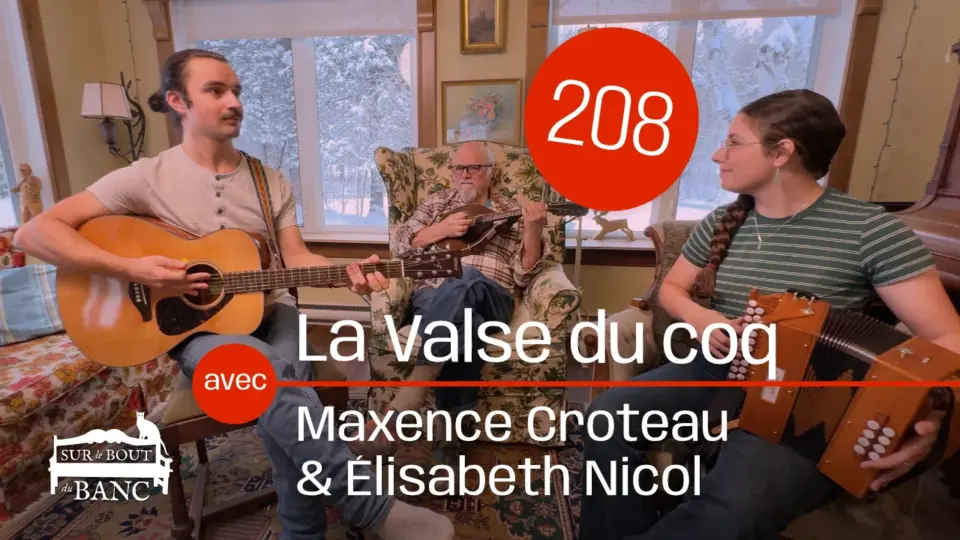 Un homme joue la guitare, une femme à l'accordéon aux boutons, un homme avec une mandoline, dans un bel salon