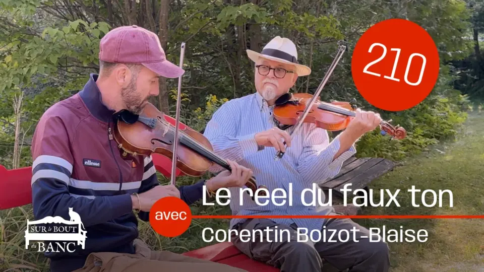 Deux violoneux sur un banc rouge dehors en jouant