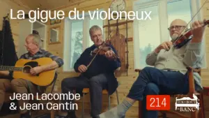 Trois hommes jouent aux violons et guitare dans une entrée.