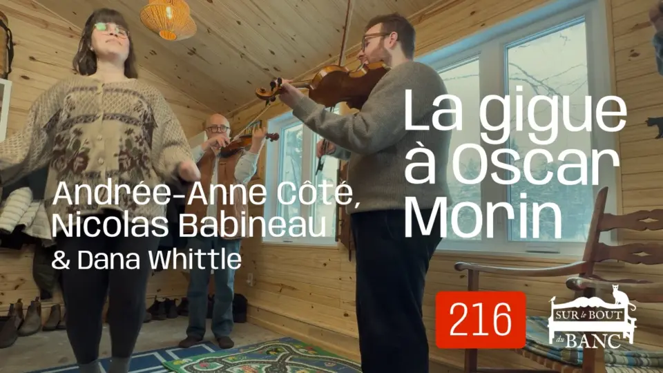 Deux hommes jouent violon pour une jeune gigueuse