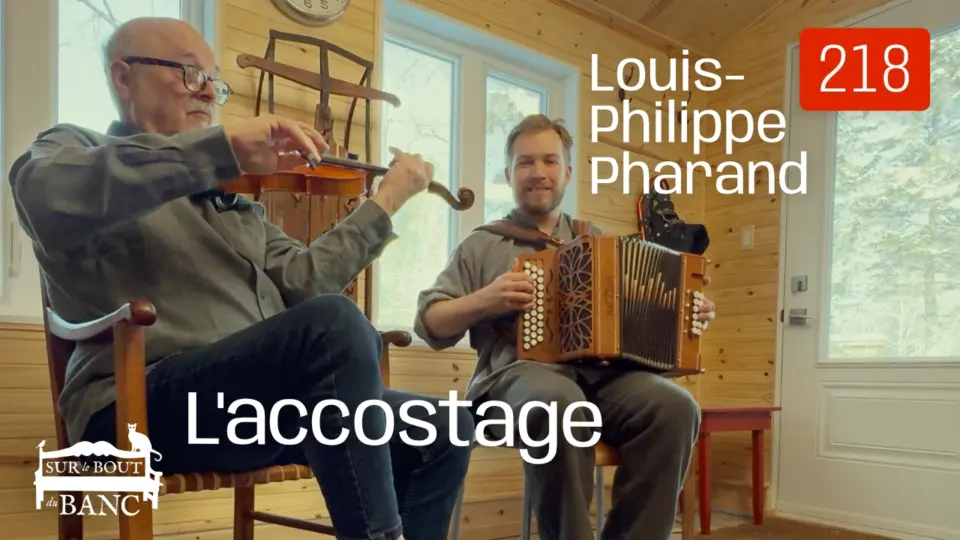 Deux hommes jouent violon et accordéon.