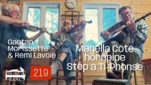 Trois hommes jouent violons et guitare dans une entrée de maison à l'automne