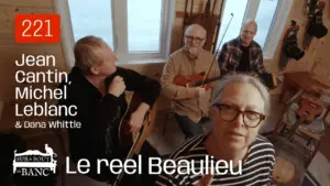 Trois hommes, une femme jouent musique trad avec guitare, violon, accordéon et Ubass dans une entrée de maison en hiver.