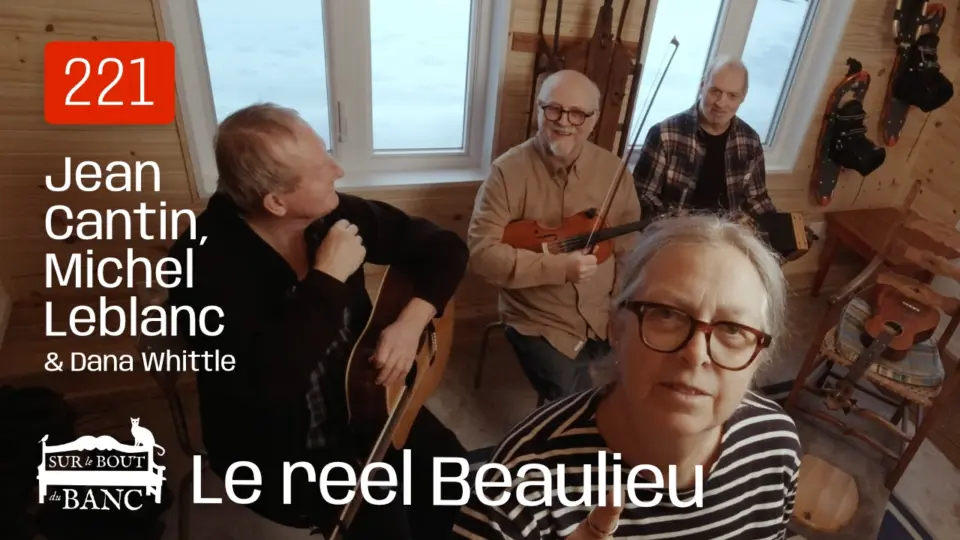 Trois hommes, une femme jouent musique trad avec guitare, violon, accordéon et Ubass dans une entrée de maison en hiver.