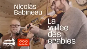 Deux hommes jouent musique trad au violon.