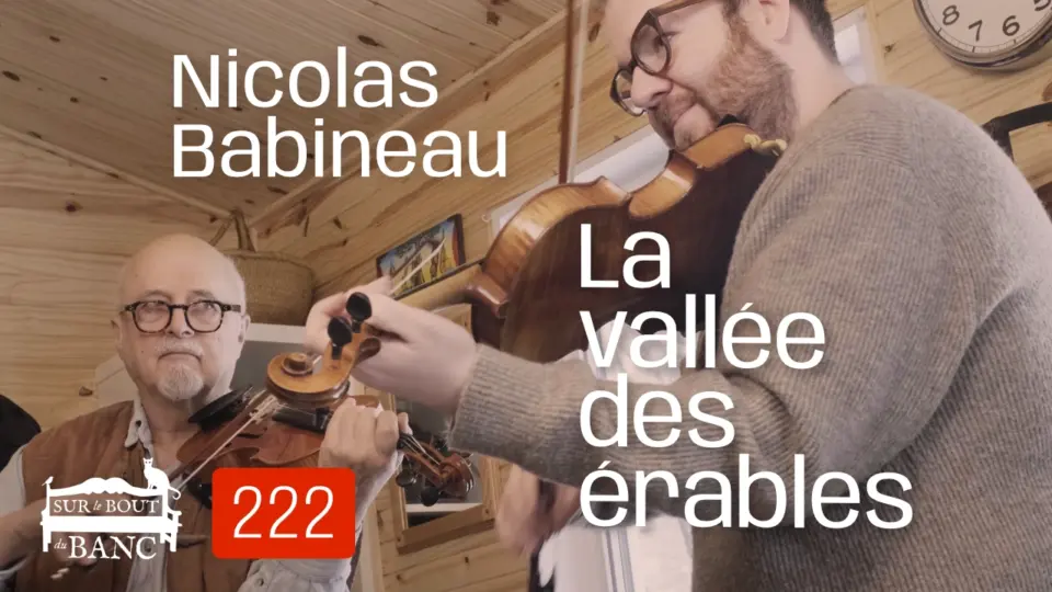 Deux hommes jouent musique trad au violon.