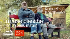 Deux hommes chantent sur un banc rough au bord d'un étang