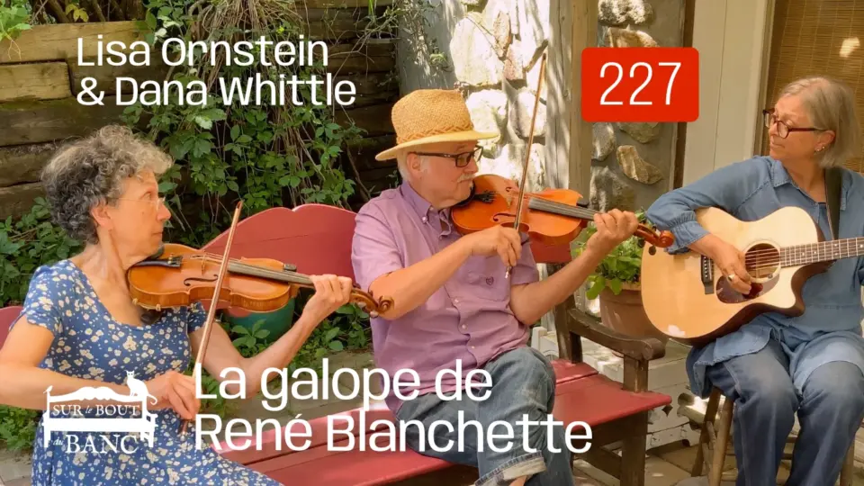 Un homme et deux femmes jouent aux violons et à la guitare.