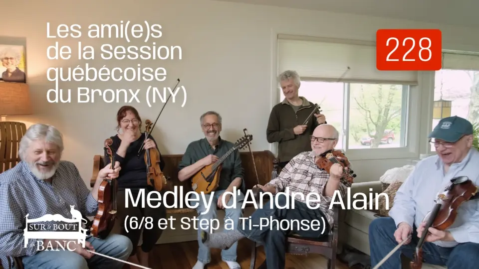 Un groupe de personnes jouent violons, mandoline et accordéon dans un salon.