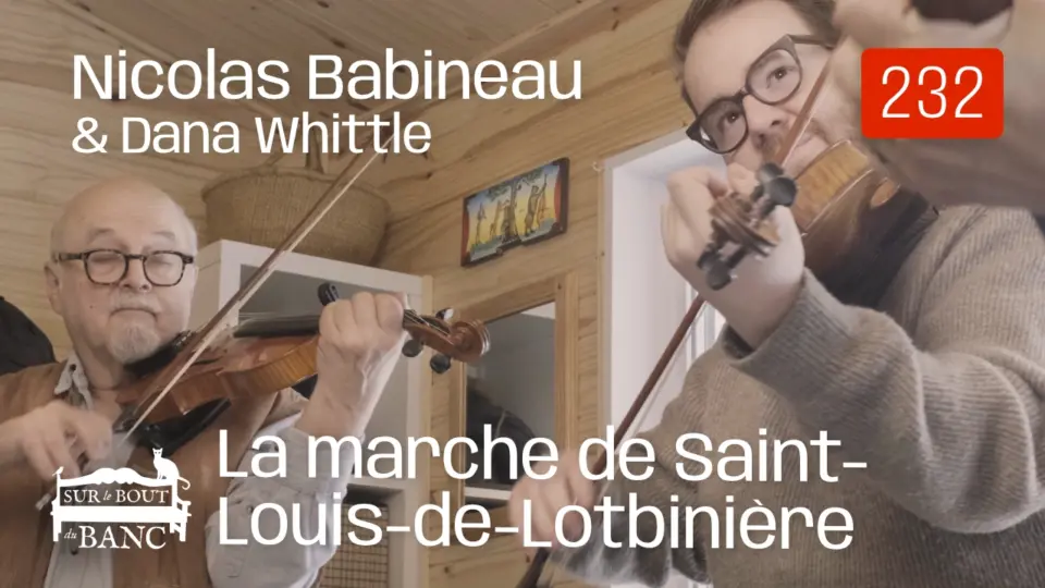 Deux hommes et une femme jouent violons et guitare dans une entrée de maison.