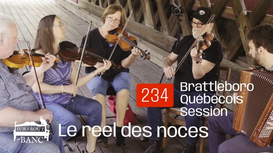 Un groupe de personnes jouent violons et accordéon sur un pont couvert
