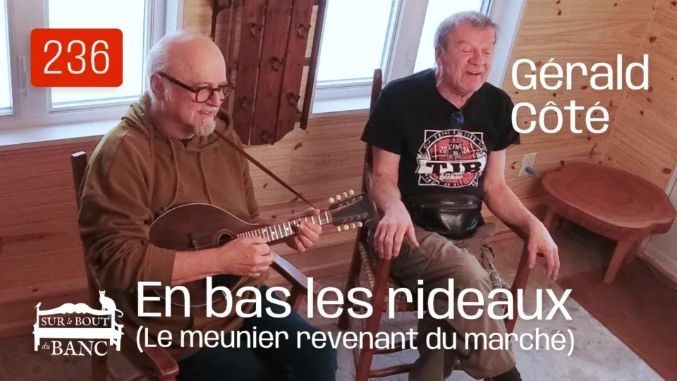 Deux hommes chantent dans une entrée de maison, un a un mandola sur les genoux