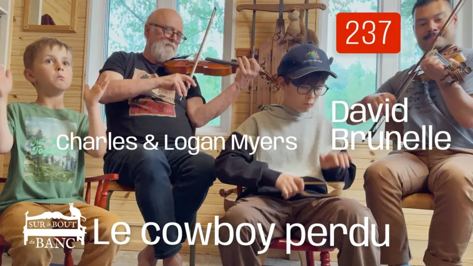 Deux hommes et deux enfants jouent violons, cuillières et tape des mains sur musique traditionnelle.