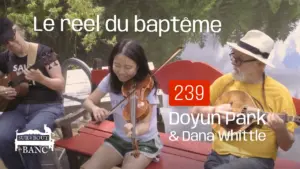 Deux femmes et un homme jouent mini-basse, violon et mandola sur un quai près de l'eau en été.