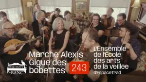 Un ensemble de musicien-ne-s jouent violons, mandola, flûte, bodhran, piano dans un salon en hiver.