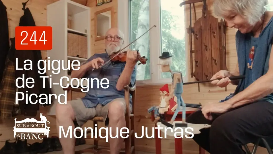 Un homme au violon et une femme avec les petits bonhommes gigueurs jouent dans une entrée de maison
