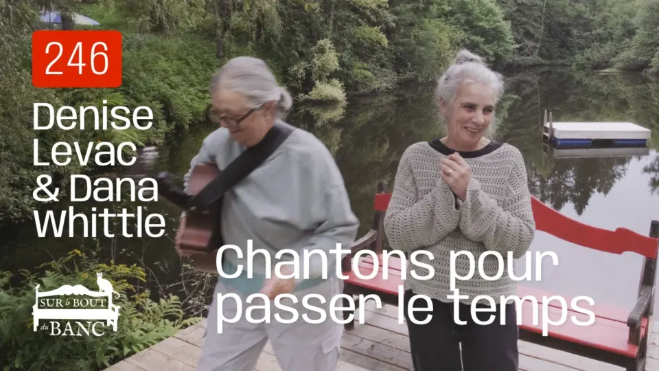 Deux femmes chantent sur un quai - une joue de la guitare.