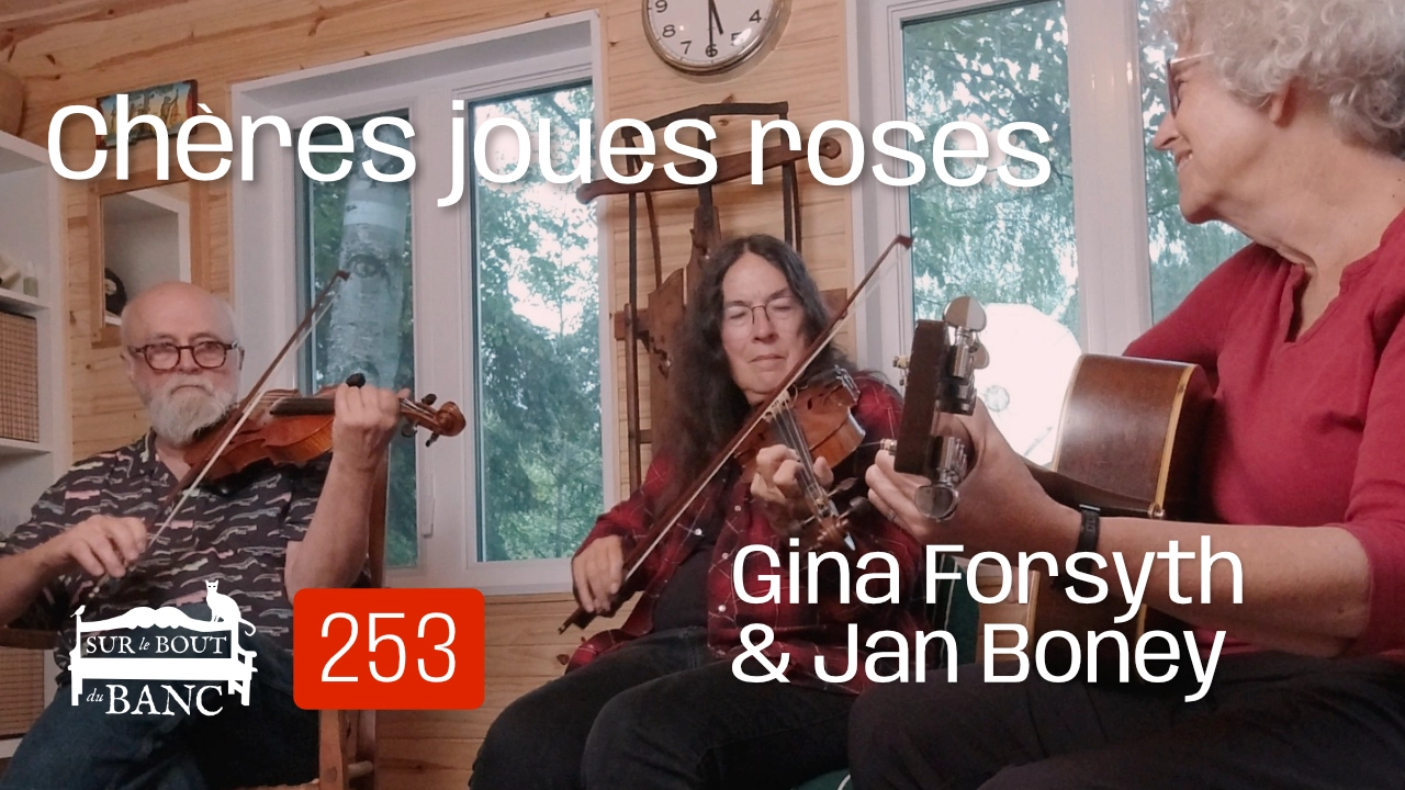 Deux femmes et un homme jouent musique trad dans une entrée de maison aux violons et à la guitare