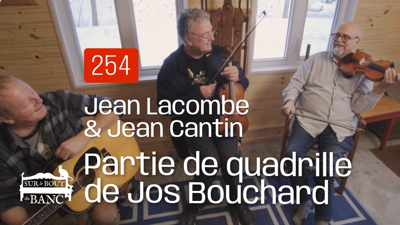 Trois hommes jouent guitare et violons dans une entrée de maision en hiver