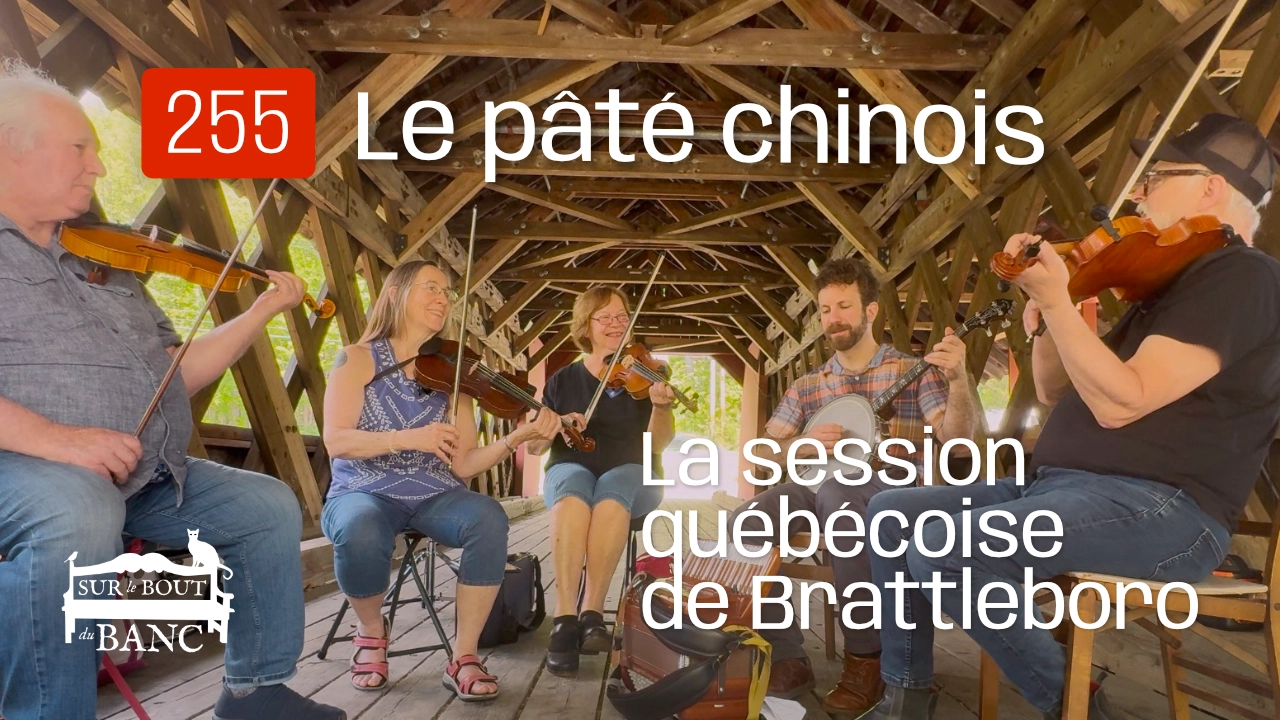 Un petit groupe de gens jouent violons, banjo et UBass dans un pont couvert
